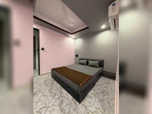 een slaapkamer met een bed in een witte muur bij SPOT ON SBL HOTEL ROOMS in Surat