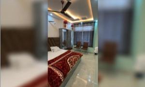 En eller flere senge i et værelse på Hotel O Radhe Palace