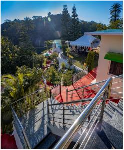 einen Balkon eines Gebäudes mit einem Tisch und Stühlen in der Unterkunft Green Valley Resort in Mount Ābu