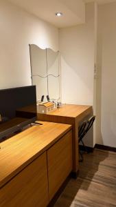 - un bureau avec un bureau en bois et un miroir dans l'établissement Jiufen Breeze 九份惠風民宿ｌ6人包棟小屋, à Jiufen 24 autres photos