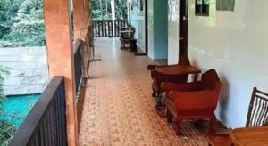 une rangée de chaises assises sur un balcon dans l'établissement Saikaew Villa, à Ko Samet