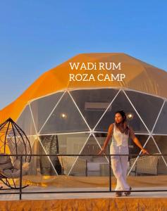 een vrouw die skateboardt voor een tent bij RUM ROZA BUBBLES lUXURY CAMP in Wadi Rum