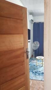 una porta di legno in una stanza con un ventilatore di Résidence Yamoussoukro a Yamoussoukro