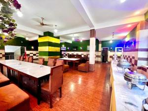 een restaurant met tafels en stoelen in een kamer bij Hotel The great #ambience #balcony view #mountainview #parking in Nainital