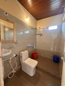 Phòng tắm tại Hampi Natures Cottage