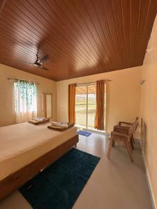 Giường trong phòng chung tại Hampi Natures Cottage