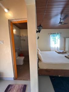 Giường trong phòng chung tại Hampi Natures Cottage +104 ảnh