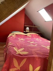a bedroom with a bed with a red head board at Appartement centre in Quiberon