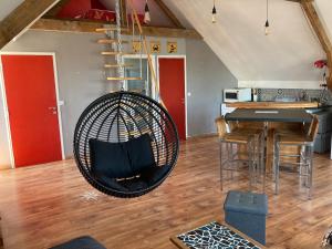 a room with a hammock hanging from the ceiling at Appartement centre in Quiberon