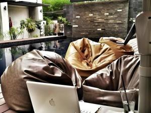 un ordinateur portable posé sur une table dans l'établissement Klim Hotel, à Buriram