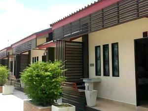 een gebouw met zwarte luiken erop bij Chabakaew Resort in Tha Maka