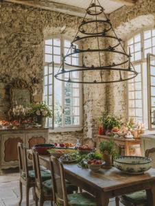 een eetkamer met een tafel met eten erop bij Chateau de Gudanes in Château-Verdun +44 foto's