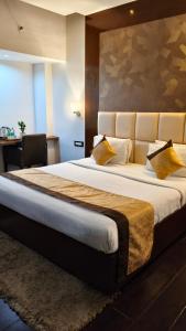 een slaapkamer met een groot bed in een kamer bij Hemaadri Grand in Hyderabad