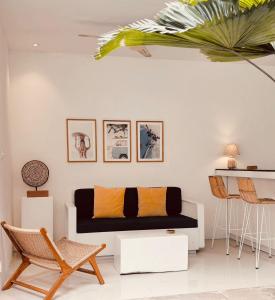 a living room with a black and white couch at La Belle Villa in Seminyak
