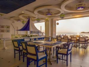 une salle à manger avec une table et des chaises dans l'établissement Vitalis White Sands, à Baraoas