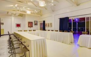 une grande chambre avec des tables et des chaises. dans l'établissement Vitalis White Sands, à Baraoas 164 autres photos