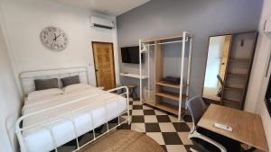 En eller flere senge i et værelse på The Nest 7