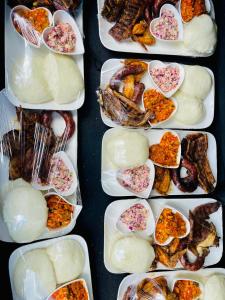 eine Gruppe von Plastikbehältern gefüllt mit verschiedenen Arten von Lebensmitteln in der Unterkunft KGADITSE ROAD LODGE in Moletlane + 13 Fotos