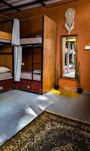 Giường trong phòng chung tại Mad & Nomad Backpackers Hostel
