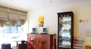 Kuchyň nebo kuchyňský kout v ubytování GreenTree Inn Suzhou Guanqian Street Yinguo Lane Business Hotel