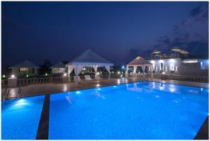 een groot blauw zwembad 's nachts bij Upvan Jawai - Unit of Dev Group in Bāli