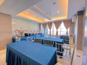 een vergaderzaal met blauwe tafels en stoelen bij Hotel Estrella in San Fernando