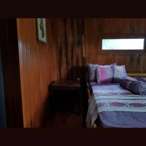 een kleine slaapkamer met een bed en een raam bij waroeng bangket in Mantang