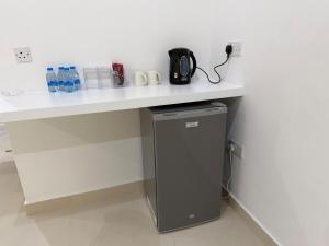 un bancone bianco con un computer sotto un tavolo di Sky5 Apartment a Sharīyah