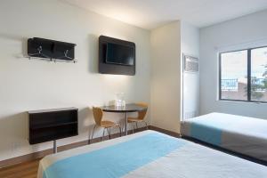 TV a/nebo společenská místnost v ubytování Motel 6-Page, AZ