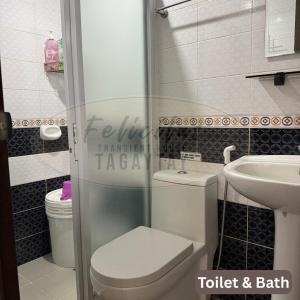 une petite salle de bain avec toilettes et lavabo dans l'établissement Felicitas Tagaytay, à Tagaytay