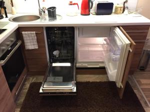 セゲドにあるSolaris-Szeged Apartmanのキッチン(オープン冷蔵庫、食器洗い機付)