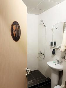 un bagno con lavandino, WC e doccia di Apartman Una a Plužine