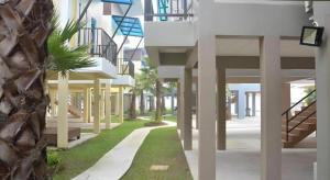 une rangée de bâtiments avec des escaliers et des palmiers dans l'établissement Satun Boutique Resort, à Satun