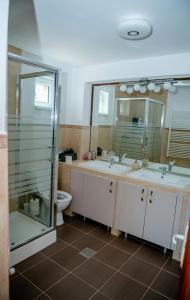 Phòng tắm tại House - Sleeps up to 11 hot tub & free parking