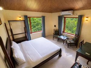 Giường trong phòng chung tại The Sky Imperial Jungle Camp Resort +40 ảnh