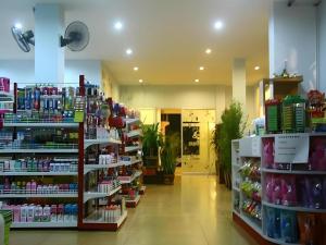 een winkel gevuld met veel tentoongestelde producten bij Chanthanee Hotel in Ban Chamun (2)