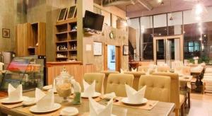 ein Restaurant mit einem Tisch, auf dem Papiervögel stehen in der Unterkunft Blue Wave Hotel Hua Hin in Hua Hin