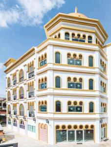 een hoog wit gebouw met een koepel erop bij Oasis Hiso Hotel in Ban Nong Pla Duk