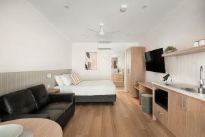 TV a/nebo společenská místnost v ubytování Catalina Motel Lake Macquarie + 38 fotografií