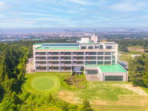 an overhead view of a large building with a green roof at Hallasan Resort in Sanch'ŏndan