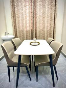 een tafel en stoelen met een witte tafel en een wastafel bij home in Nungwi +10 foto's