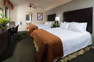a hotel room with two beds and a desk at The Willows Hotel in Chicago +12 photos