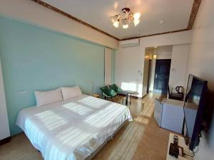 Et tv og/eller underholdning på 墾丁秋莊會館 附限量停車位 不保證有位置 無法事先預留 背包房無車位 預訂後記得加Line聯繫