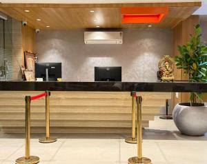 eine Lobby eines Hotels mit einer Rezeption in der Unterkunft Kolas Grand - Hotel and Convention Center in Warangal + 9 Fotos