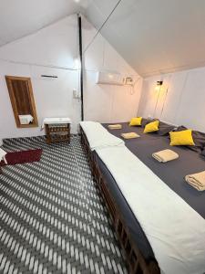 een slaapkamer met 2 grote bedden in een kamer bij Lacto Cressida in Palolem +18 foto's