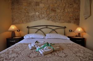 a bedroom with a bed with towels and two lamps at B&B Maison Civico 13 in Ausonia