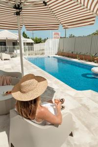 Bazén v ubytování Catalina Motel Lake Macquarie nebo v jeho okolí