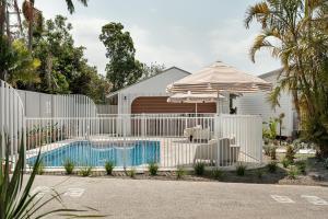 Bazén v ubytování Catalina Motel Lake Macquarie nebo v jeho okolí