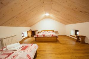 En eller flere senge i et værelse på Tourist Farm Škerlj + 99 billeder