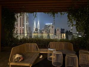 Posezení v ubytování Majestic Residence KLCC By Flixhome